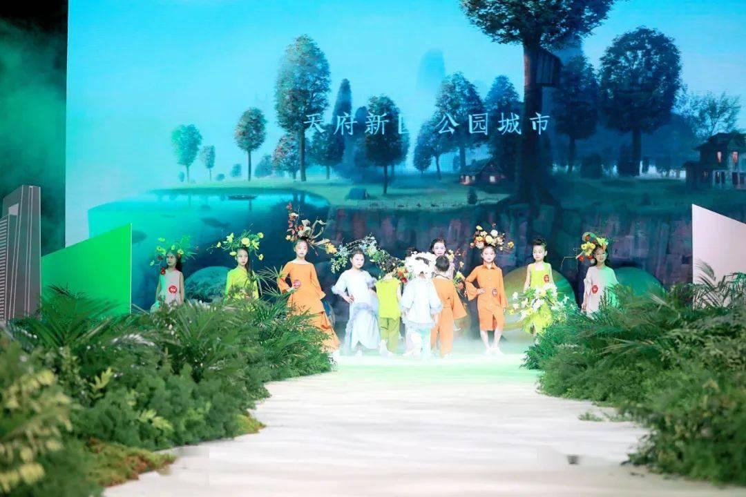 农村大妈用10个鸡蛋煮了10袋方便面，家人都骂她，出锅后笑开了花